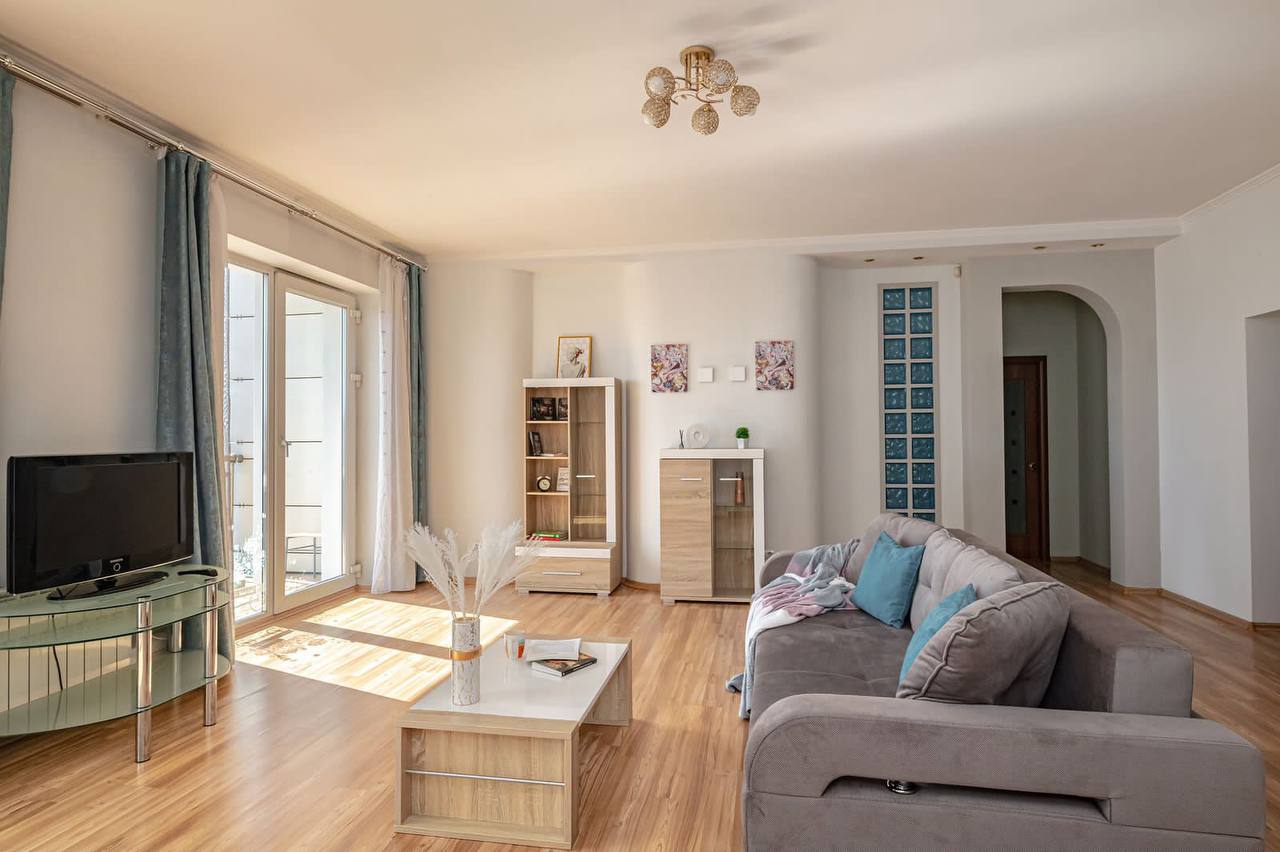 Шикарная двухкомнатная 85 кв. на Набережной (центр)