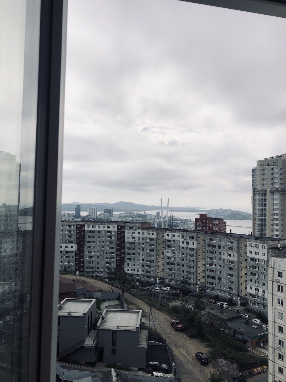 Красивая квартира-студия с видом на мосты, море и город