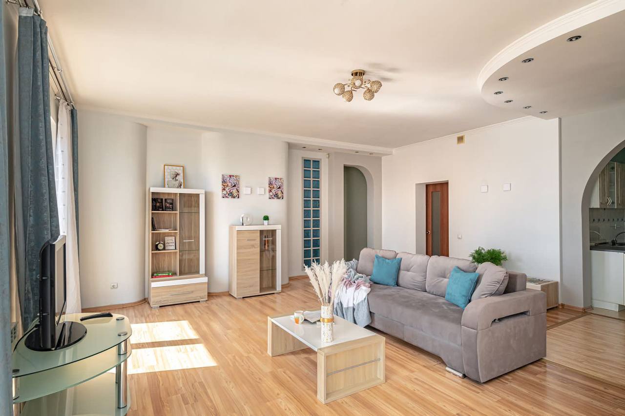 Шикарная двухкомнатная 85 кв. на Набережной (центр)