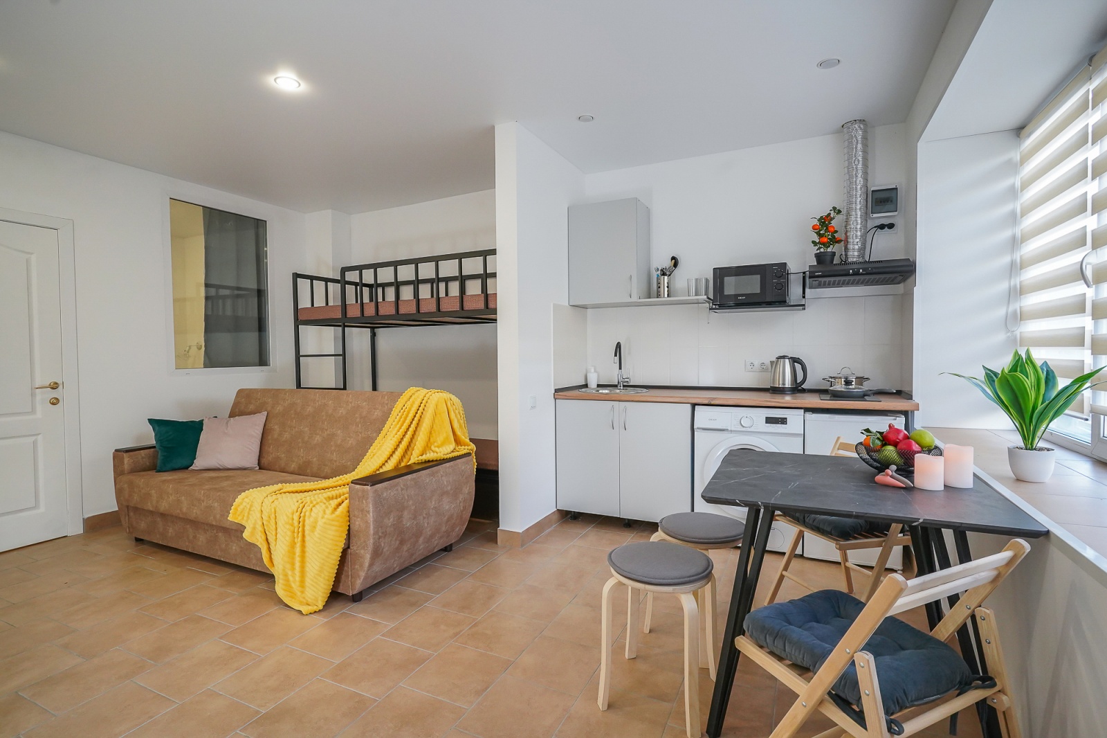 Стильная новая 2-комнатная студия • 40 м² • До 6 гостей