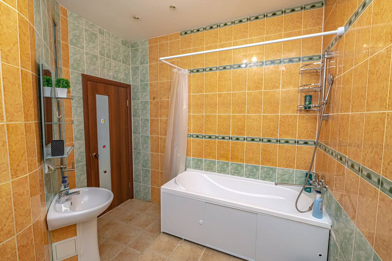 Шикарная двухкомнатная 85 кв. на Набережной (центр)