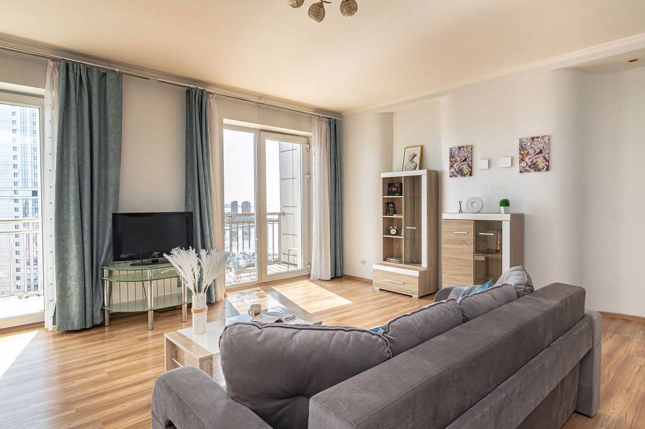 Шикарная двухкомнатная 85 кв. на Набережной (центр)